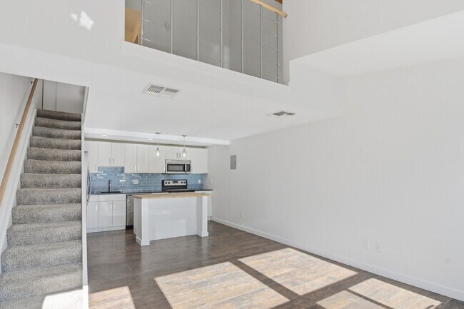 Building Photo - $1,540.95- 1 Bed, 1 Bath Lofted Apartment in Lakewood with Central AC!