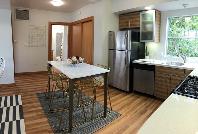 Building Photo - 511 N San Vicente Blvd