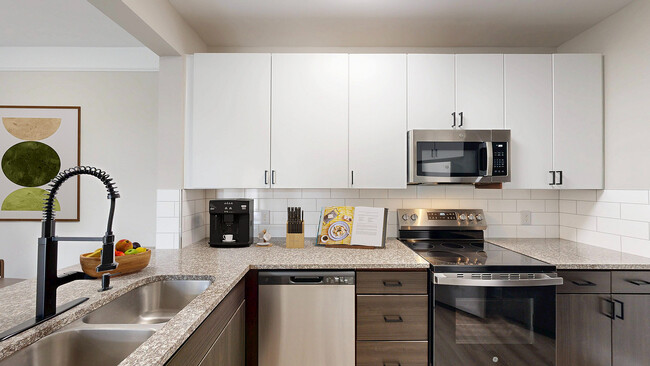 Cocina recientemente renovada con encimeras de granito - Creekstone at RTP Apartments