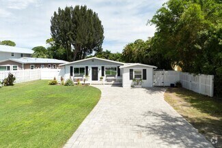 1467 SW Peninsula Ln