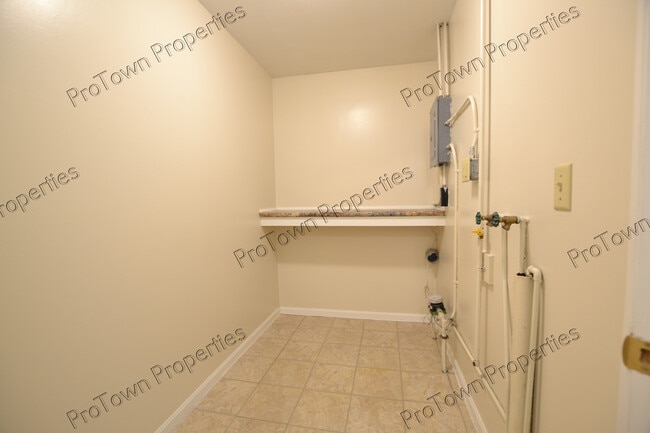 Building Photo - 2315 Birchwood Ln