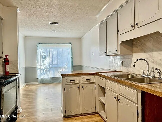 Foto del edificio - 123 Fairoaks Dr