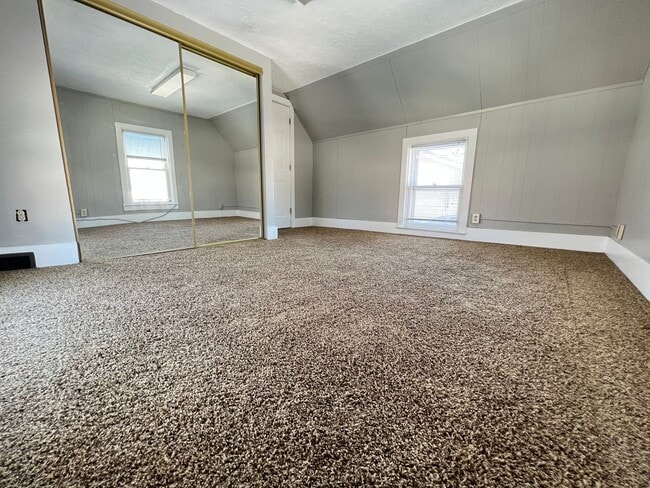 Building Photo - 812 7th Ave S