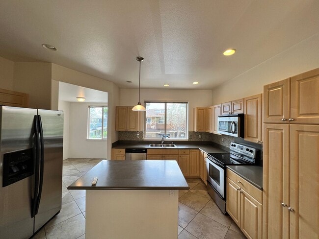 Building Photo - 3 Bed/2.5 Bath Townhome with Garage at Kai...