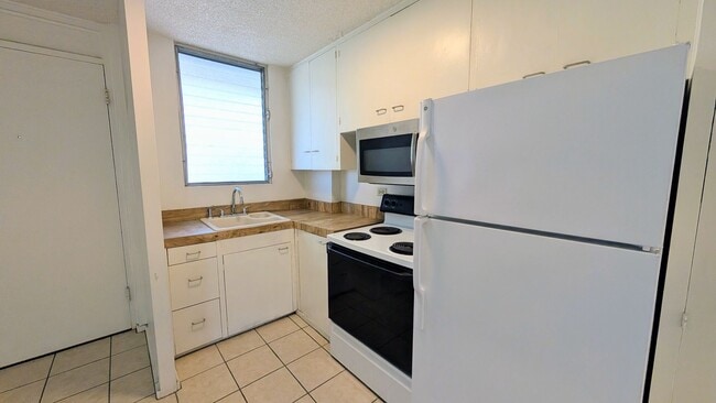 Building Photo - Centrally located 1 bed, 1 bath 2 parking, 2nd floor walkup in Makiki