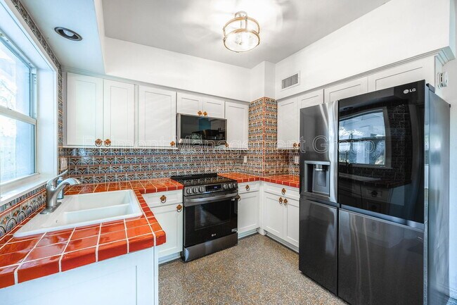 Foto del edificio - 2743 Sanbina St