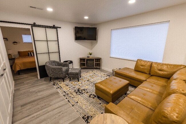 Foto del edificio - Fully Furnished! 3 Bedroom 1 Bath - Great ...
