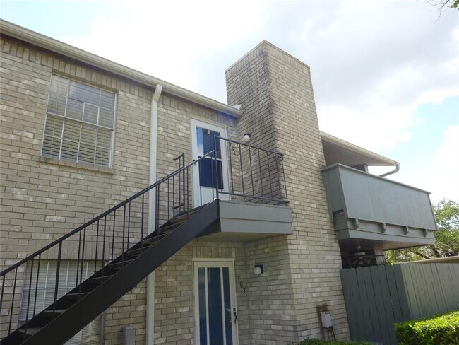 Building Photo - 9797 Leawood Blvd