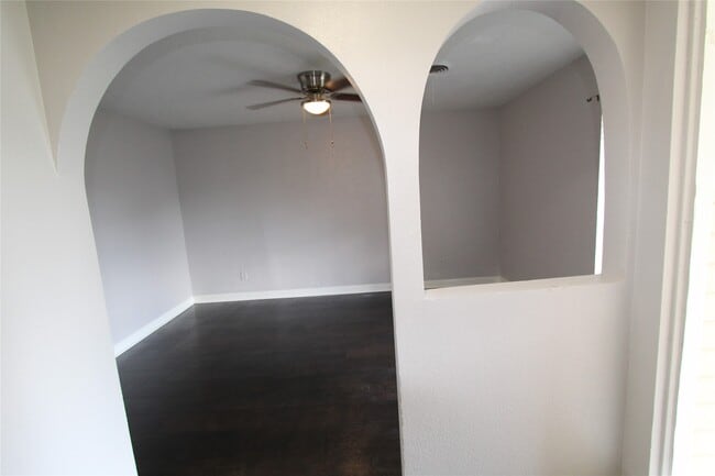 Building Photo - 409 Riverbend St