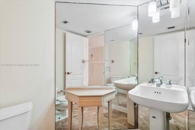 Building Photo - 5757 Collins Ave