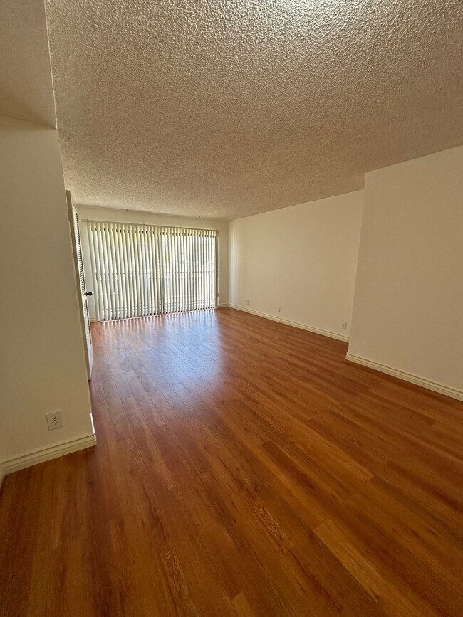 Photo - 121 S Swall Dr Apartment