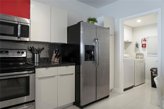 Foto del edificio - 17050 N Bay Rd
