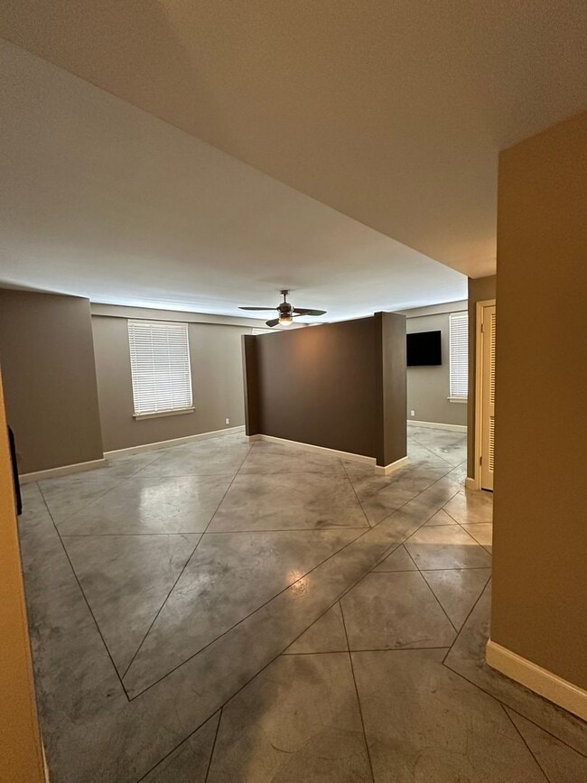 Building Photo - INCLUDES GARAGE PARKING AND INDOOR POOL! 1 BR/1 BA Downtown Memphis Condo in the Historic Claridg...