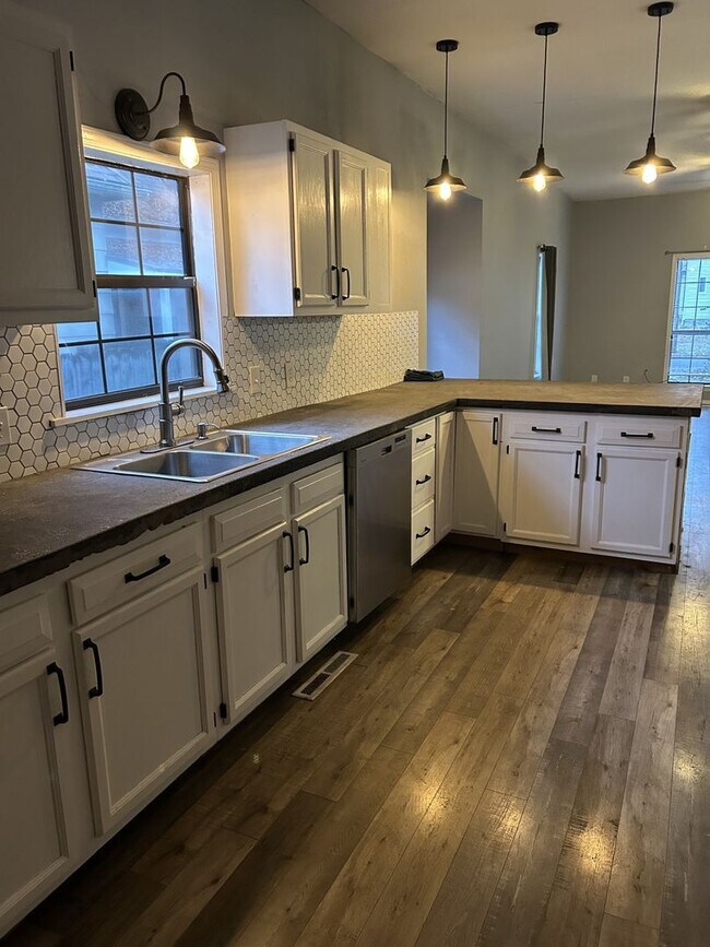 Foto del edificio - AVAILABLE NOW! 3Bedrooms 1 1/2Bathrooms - You Really Should Check This One Out!