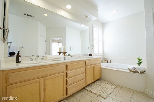 Building Photo - 4 br, 3 bath House - 1595 Montrose Ln