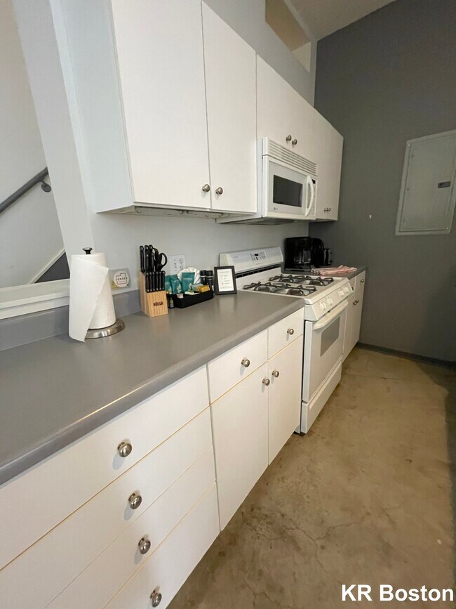 Building Photo - 242 E Berkeley St