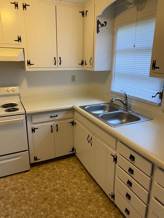 Building Photo - 890 Vincent Dr