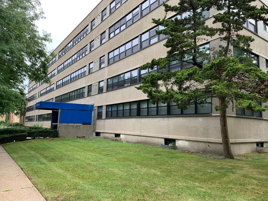 Primary Photo - 10500 S Walden Pkwy