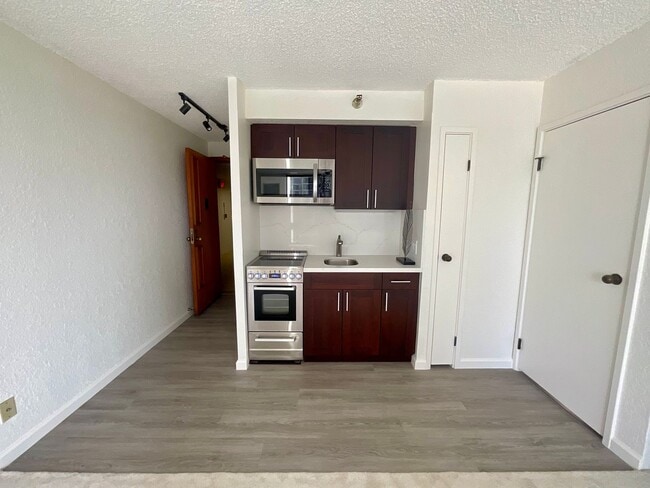 Building Photo - Renovated Studio, Great Amenities & Area