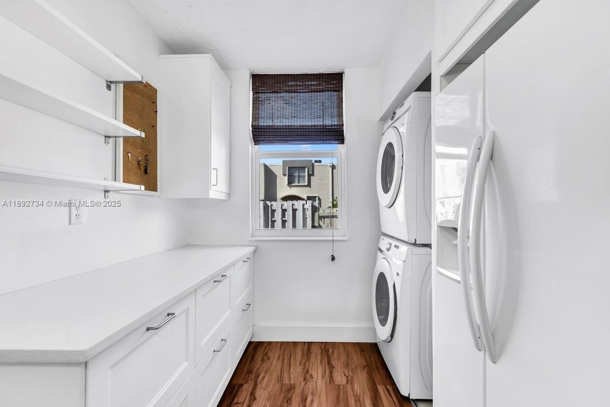 Primary Photo - 1655 NE 115th St