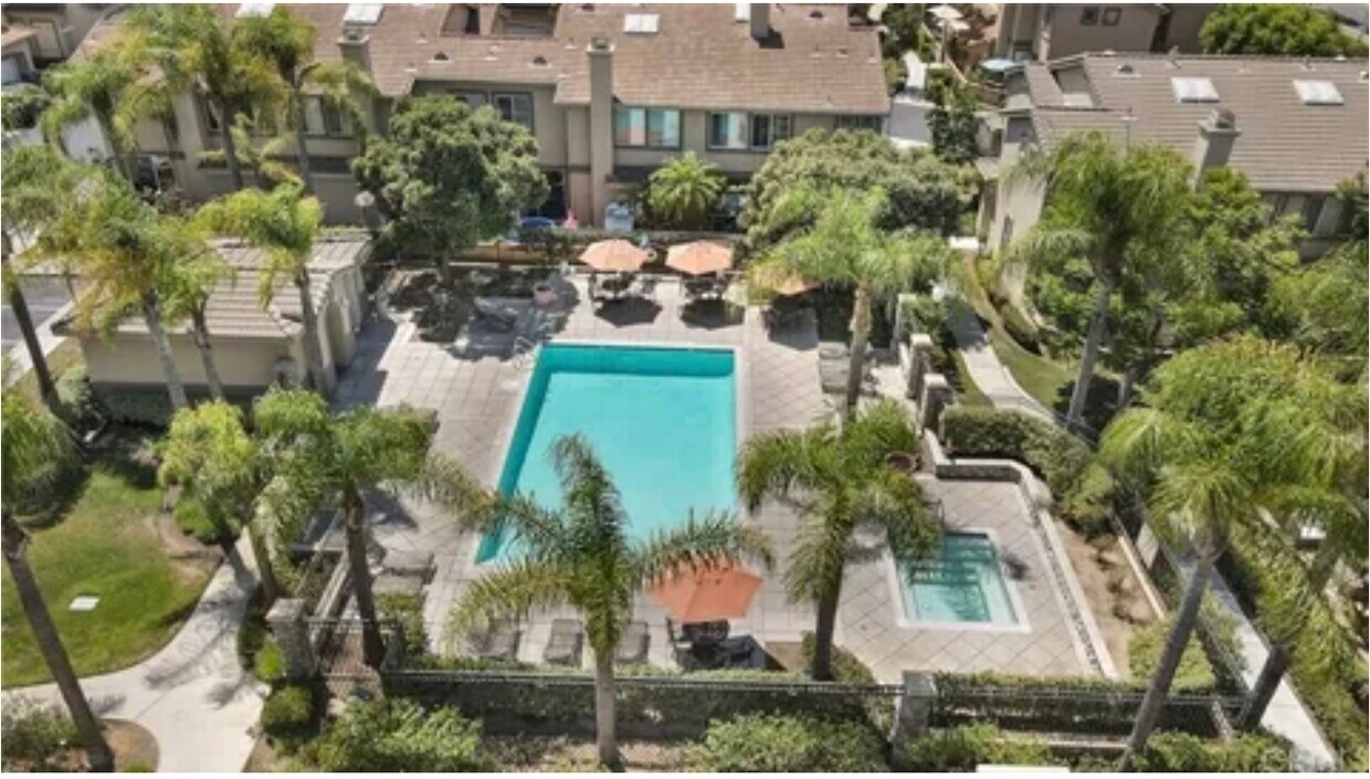 Building Photo - 401 N Cotswolds Ln