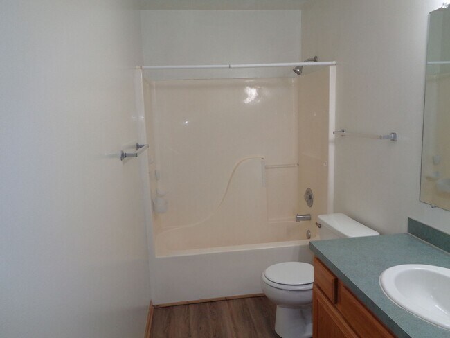 Foto del edificio - Spacious 3-Bedroom Home with Fenced Yard –...