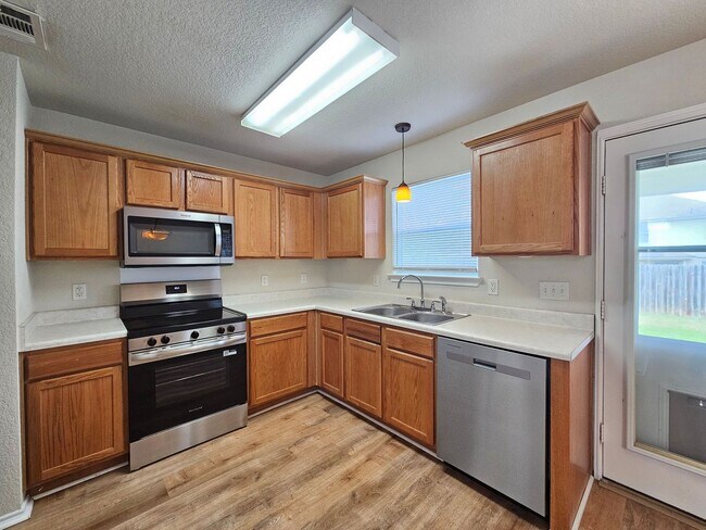 Foto del edificio - AVAILABLE NOW!