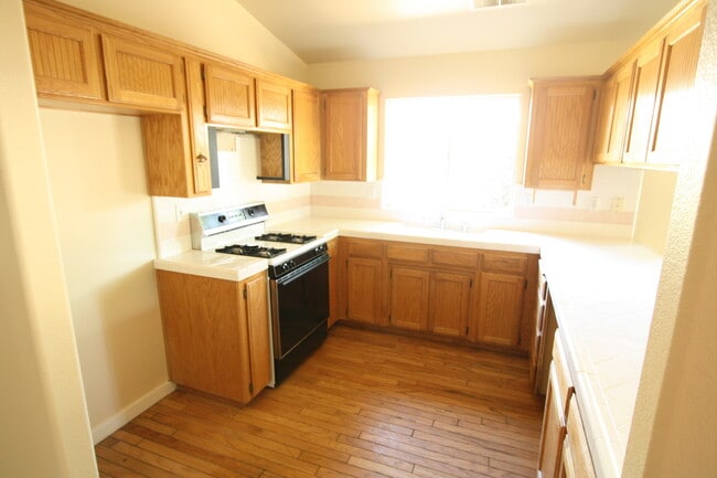 Building Photo - BEAUTIFUL & SPACIOUS HOME