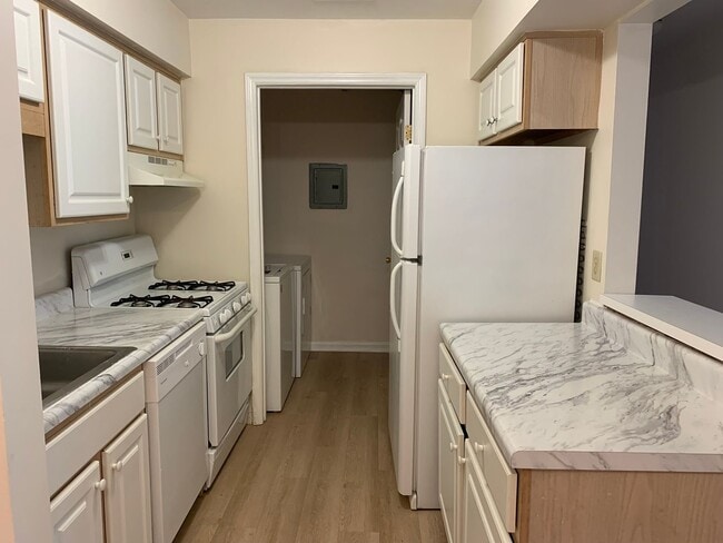 Foto del edificio - 1 BR, 1 BA Condo-3rd floor *Fresh paint throughout! * Easy to clean flooring only one year old. P...