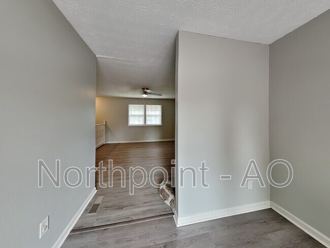 Foto del edificio - 6047 Marbut Rd