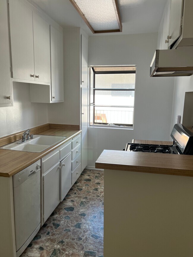 Foto del edificio - 1522 S Centinela Ave