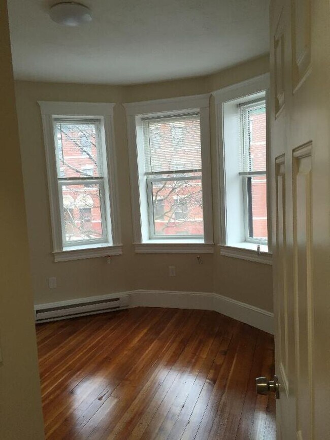 Building Photo - No Brokers Fee. Large Recently Renovated Unit in Mission Hill, Steps from the T Stop, Dishwasher,...