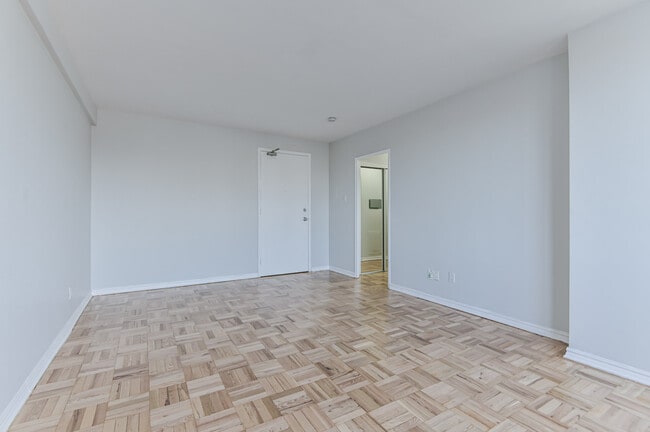 Building Photo - Skyliner