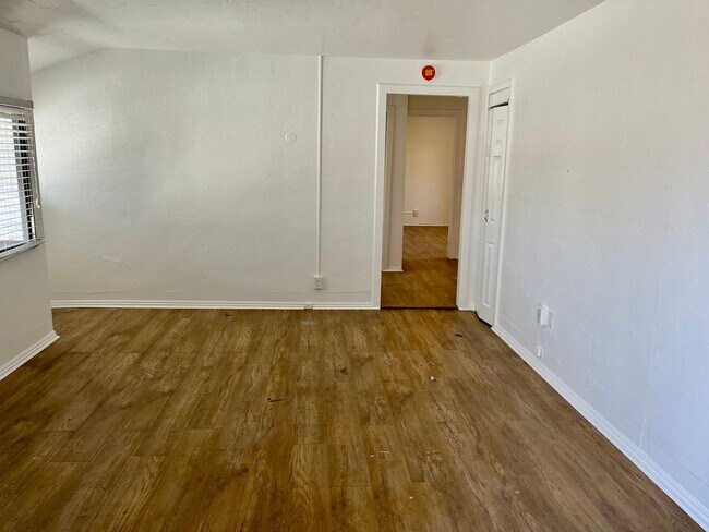 Foto del edificio - 3 Bedrooms 1 Bath Apt. in Kensington
