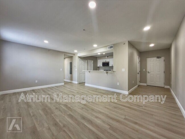 Building Photo - 2902 N Orange Ave