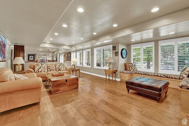 Foto del edificio - "Charming 3-Bed Oasis with Granite Touch & Hardwood Elegance in Ogden – 2480 Sq. Ft. of Comfort!"