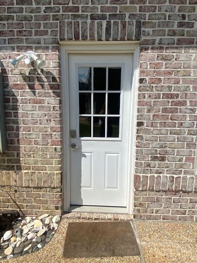 Foto del edificio - Nicely furnished garage apartment in gated...