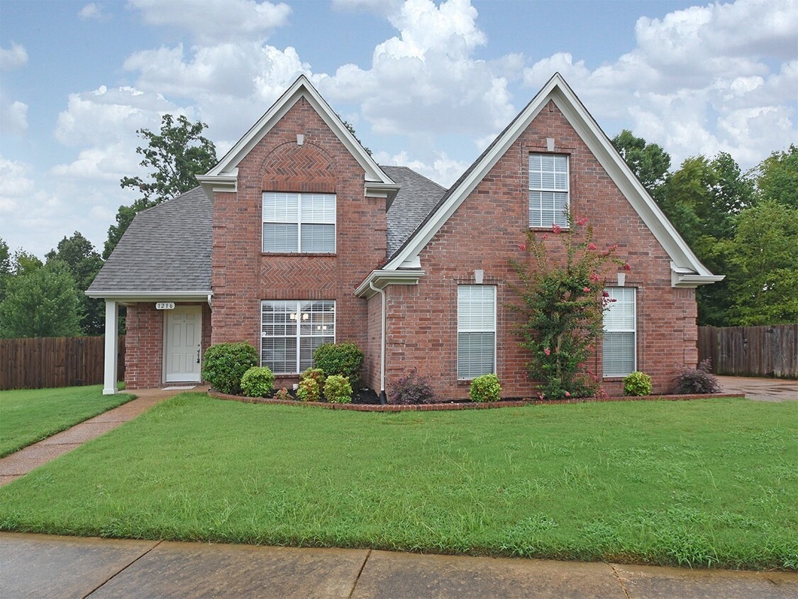 Foto principal - 4 bedroom, 2.5 bath home near Shelby Farms...