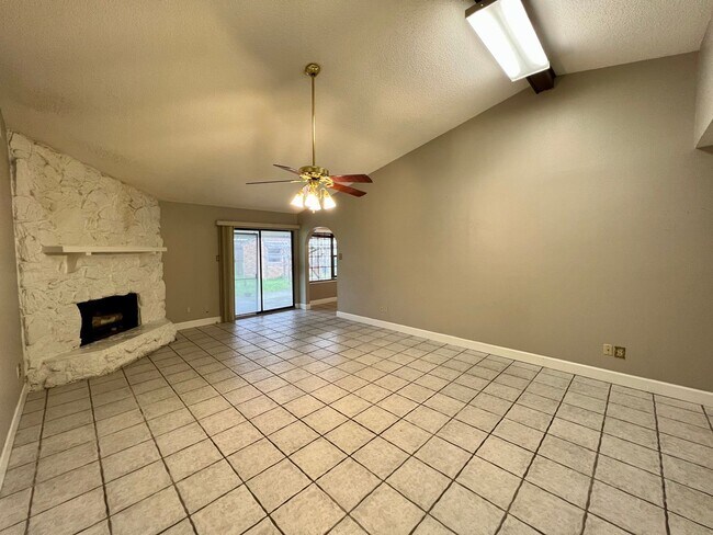 Building Photo - 3 Bedroom, 2 Bathroom Home in Lafayette!