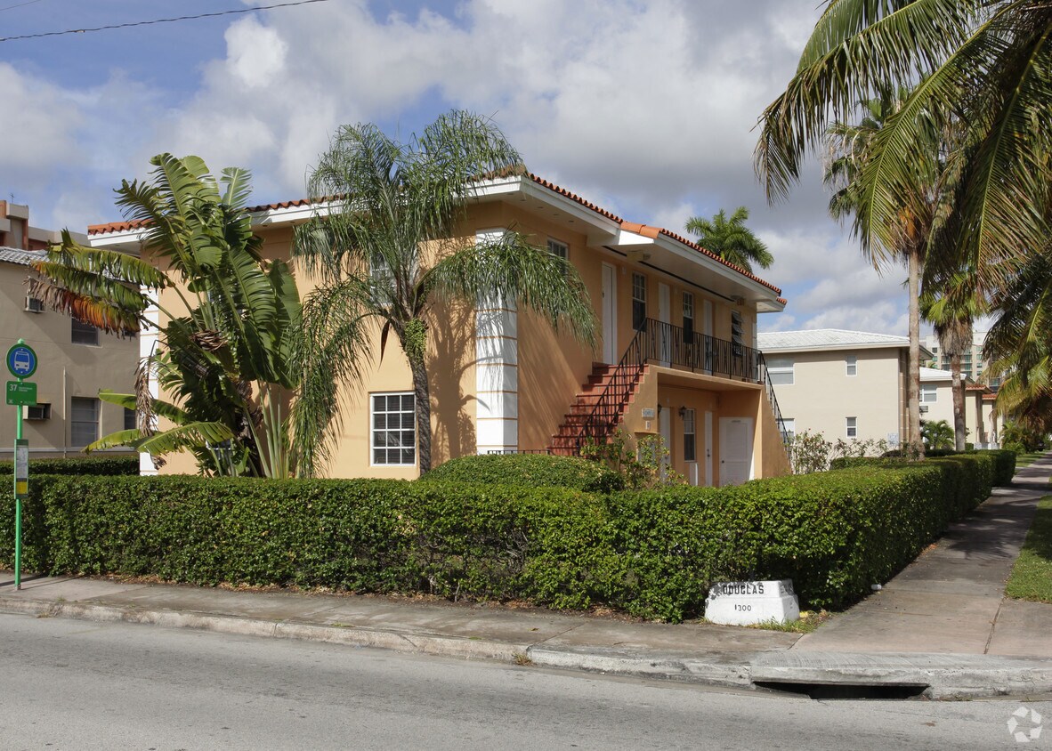 Building Photo - 1302 S Douglas Rd