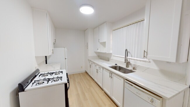 Foto del edificio - 1230 McClellan Dr
