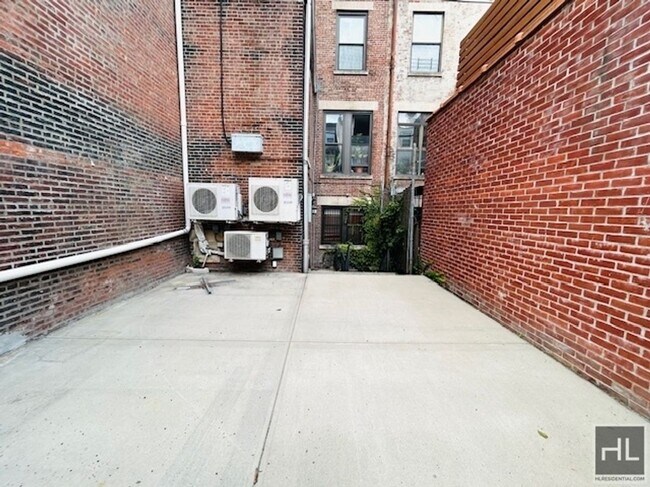 Foto del edificio - Enormous Striver's Row 2 Bedroom/Flex 3 Du...