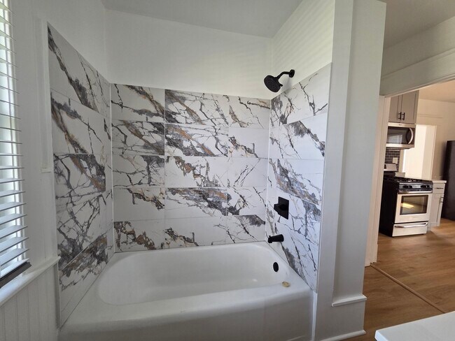 Bañera y ducha - 5706 22nd Ave