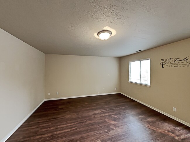 Building Photo - 1452 S Stoker Lane