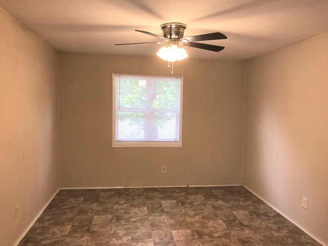 Foto del edificio - JUST LISTED!  FANTASTIC LOCATION!