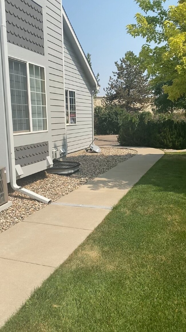 AVAILABLE SEPTEMBER! Charming Townhome in ... - AVAILABLE SEPTEMBER! Charming Townhome in ...