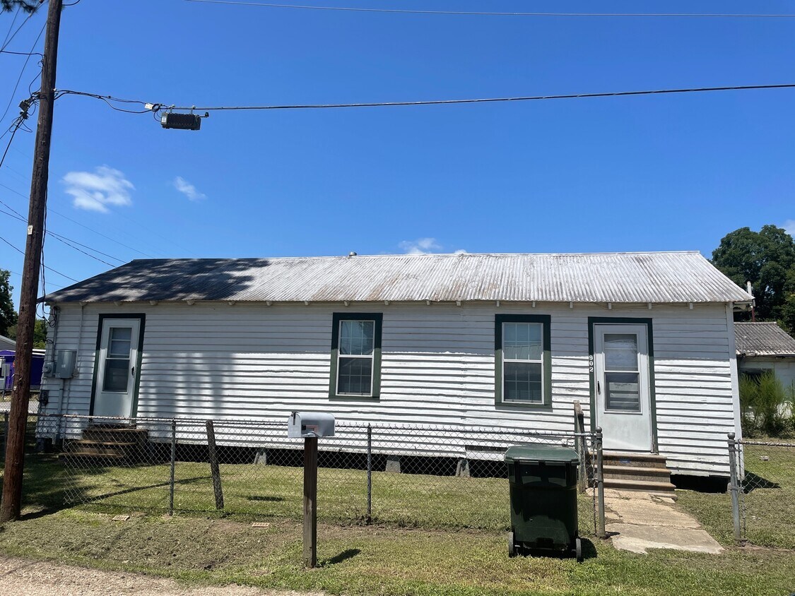 Primary Photo - 902 Domingue St
