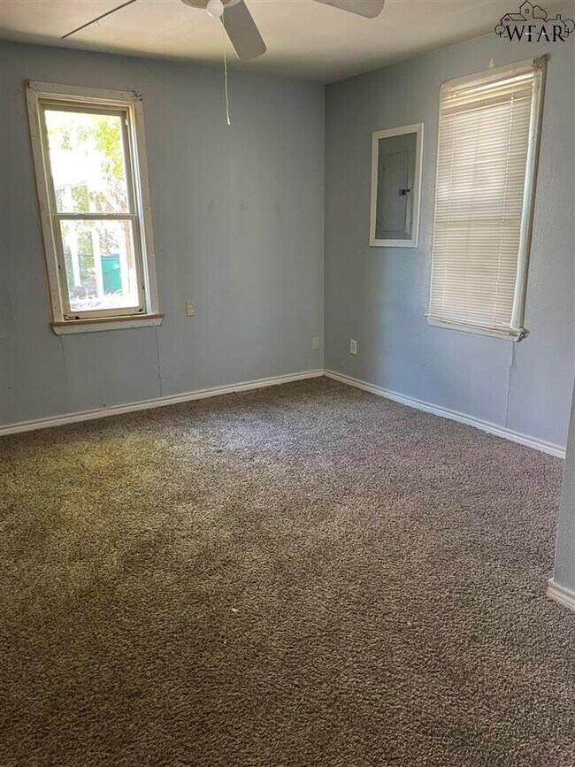 Building Photo - 712 W 3rd St