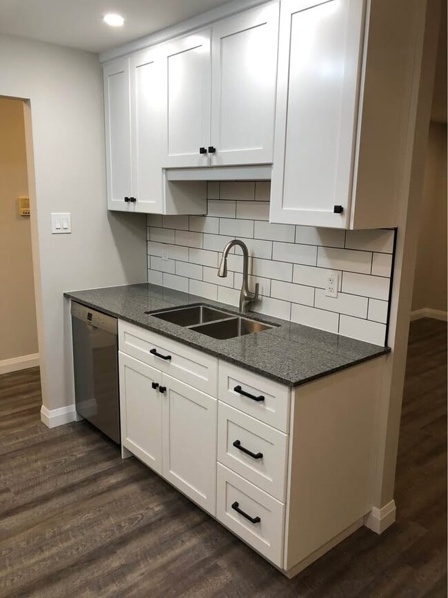 Building Photo - LIKE NEW! 2 Bedroom Apartment with Parking *  St. Thomas  * Available NOW