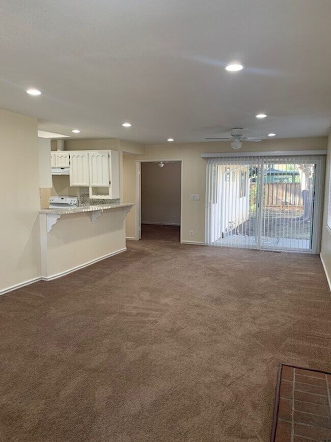 Foto del edificio - Very Cute 2 Bedroom Duplex w/Garage!